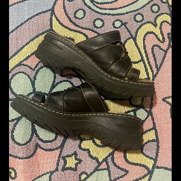 ❤️SOLD❤️ Vintage Y2K No Boundaries brown chunky platform toe ring sandals - Picture 2 of 6